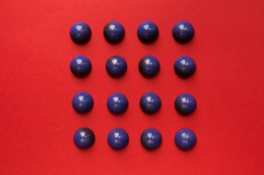 Kırmızı bir arka plan olarak el yapımı çikolata Yarımküre. boş şeker