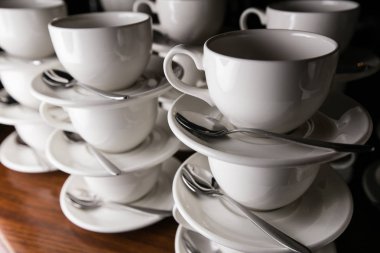 kahve bardakları. Yemek Servisi. Ahşap bir masa üzerinde kupalar.