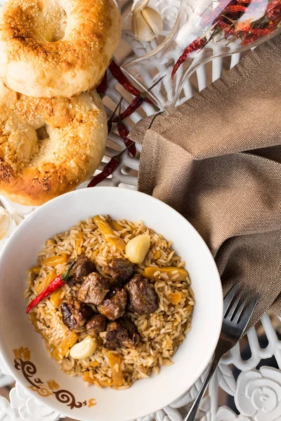필라프-쌀 테이블에 야채와 고기. 양고기와 마늘 zira와 필라프입니다. 최고의 볼 수 있습니다. 평면 배치. — 스톡 사진
