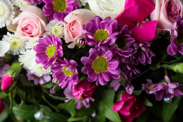 Beautiful bouquet of bright flowers close up — Stock Photo, Image