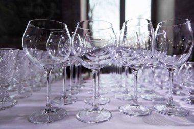 Temiz içme şarap bardağım boş. Satır üzerinde boş şarap gözlük bar counter