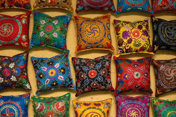 Kolorowe ręcznie szyte poduszki uzbecki — Zdjęcie stockowe