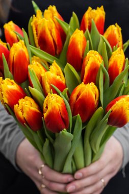 Lale tutan genç Umman. Hediye kartı şablonu, poster ya da tebrik kartı - Lale buketi tutan kadın.