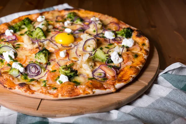 Lezzetli taze ev yapımı pizza soğan, sebze ve peynir ahşap bir masa üzerinde. Uzay kopyalayın. yakın çekim — Stok fotoğraf