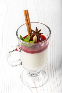 Panakota bir cam ahşap arka plan üzerinde. Nane yaprakları ile Panakota. Seçici odak, yakın