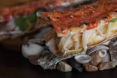 Kar Yengeç bacakları siyah plaka üzerinde yemek. Seçici odak