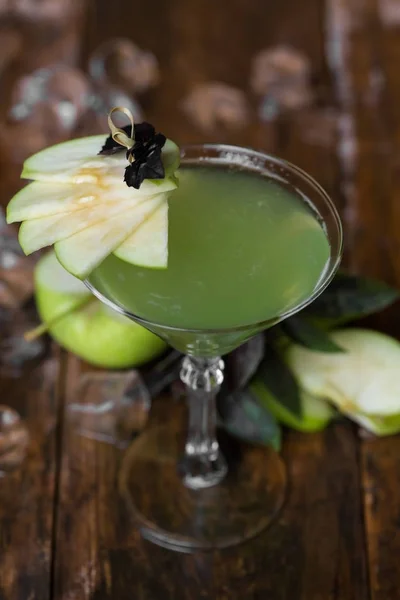 Apple Martini em óculos sobre fundo de madeira — Fotografia de Stock