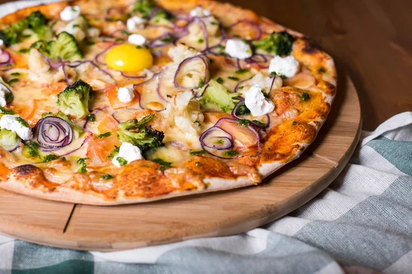 Lezzetli taze ev yapımı pizza soğan, sebze ve peynir ahşap bir masa üzerinde. Uzay kopyalayın. yakın çekim. — Stok fotoğraf