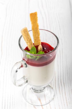 Panakota bir cam ahşap arka plan üzerinde. Nane yaprakları ile Panakota. Seçici odak, yakın