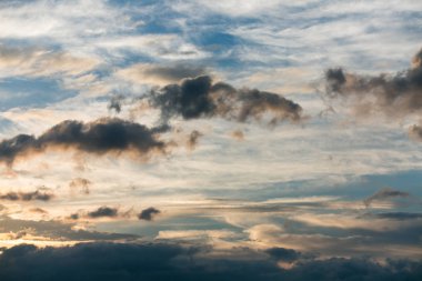 Güzel gökyüzü bulutlar ve güneş ile. Günbatımı gökyüzü bulutlu.