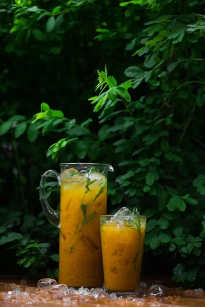 Limonada cítrica com ervas em um fundo de madeira. Limonada laranja com estragão — Fotografia de Stock