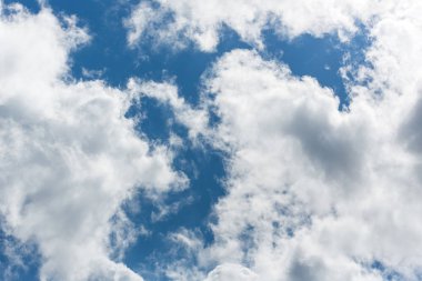 Güzel gökyüzü bulutlar ve güneş ile. Günbatımı gökyüzü bulutlu.