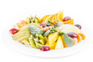 Meyve tabağı, izole. elma, mandalina, kivi, üzüm, nane, armut, elma, ananas. Plaka yakın çekim içinde meyve salatası