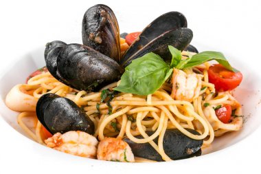 Beyaz arka plan üzerinde izole deniz mahsulleri spagetti. yakın çekim