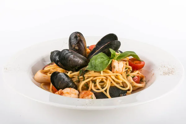 Espaguetis con mariscos aislados sobre fondo blanco — Foto de Stock