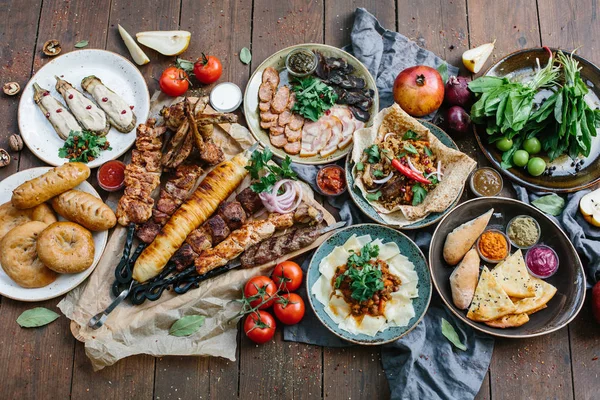 Plein air Food Concept. Steak grillé, saucisses et légumes grillés sur une table de pique-nique en bois . — Photo