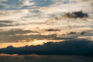 Güzel gökyüzü bulutlar ve güneş ile. Günbatımı gökyüzü bulutlu.