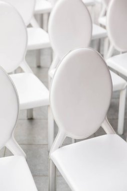 arka plan beyaz koltuk satırın. Konferans salonu boş sandalyeler.