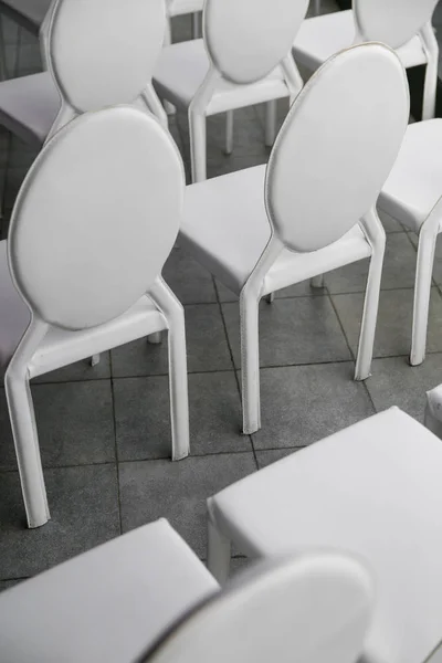 Arka plan beyaz koltuk satırın. Konferans salonu boş sandalyeler. — Stok fotoğraf