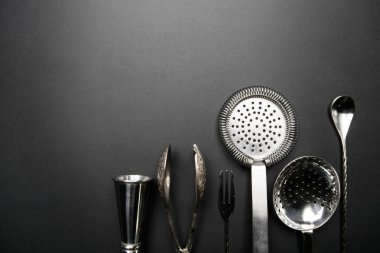 Barmen ekipman kokteyl yapmak için. Aletlerden, yer süzgeci, kaşık. Yiyecek ve içecek konsepti. Yiyecek ve içecek konsepti