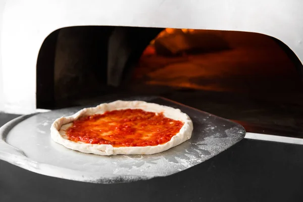 İtalyan pizza odun ateşinde bir fırında pişirilir. Yakın çekim — Stok fotoğraf