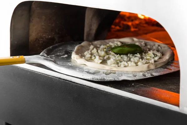 İtalyan pizza odun ateşinde bir fırında pişirilir. Yakın çekim — Stok fotoğraf