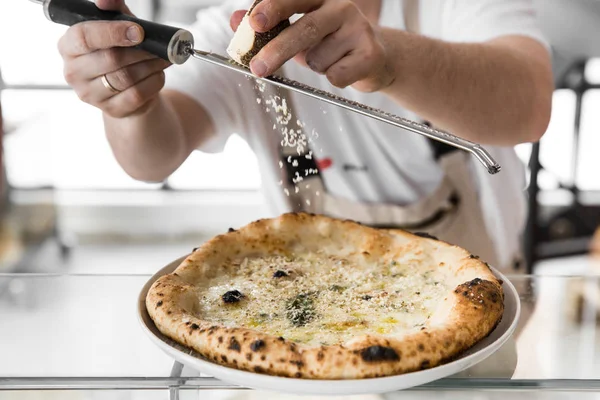 Mutfakta pizza yapma Şef baker closeup el. Şef peynir losyonları — Stok fotoğraf