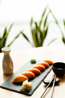 Ahşap masada taze Japon somon suşisi. Somonlu klasik suşi..