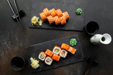 Philadelphia ve California bir restoranda tabakta yuvarlanıyor. Yukarıdan görüntüle.