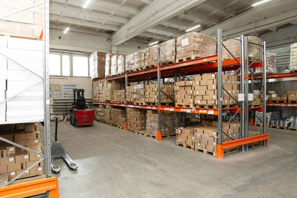 Abstract blurry warehouse storing a lot of stack of large box background. Abstract blurry shelf of packaged product. — Stock Photo, Image