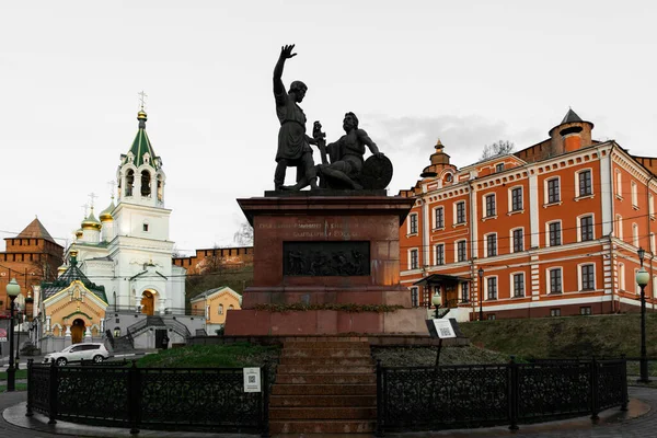 NIZHNY NOVGOROD, RUSSIA - April 18, 2020: Monument to Minin and Pozharsky in the city centre on the banks of the Volga river. — Stock Photo, Image