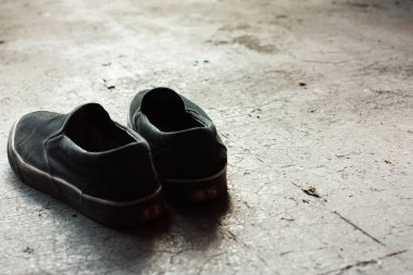 Çimento zemin üzerinde yalnız Ayakkabı