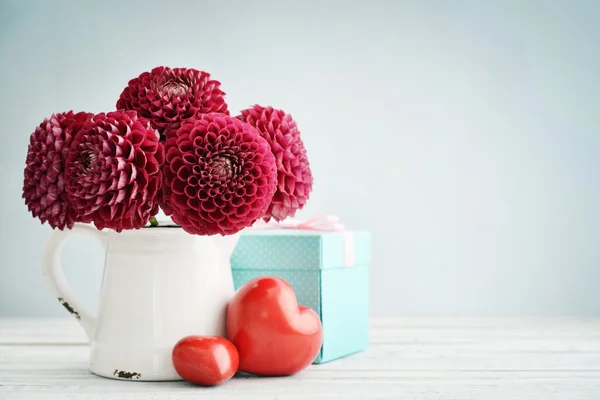 Bouquet de dahlias en vase vintage — Photo