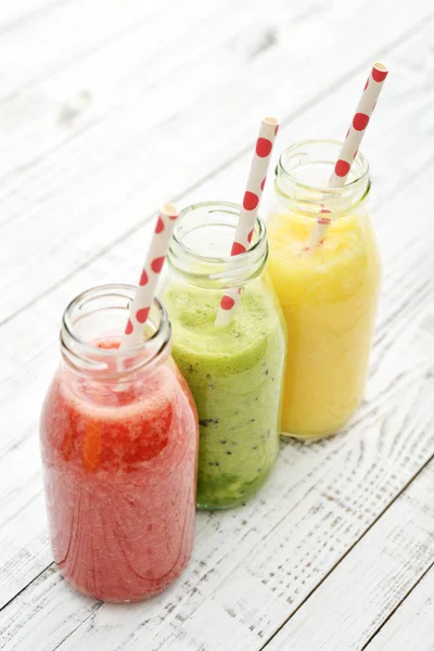 Smoothies de frutas em garrafas retro — Fotografia de Stock