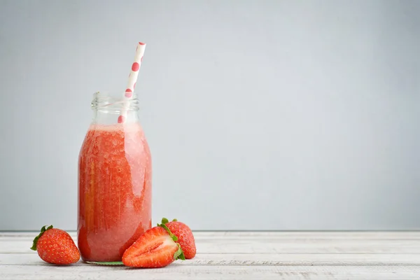 Erdbeer-Smoothie in Retro-Flasche — Stockfoto