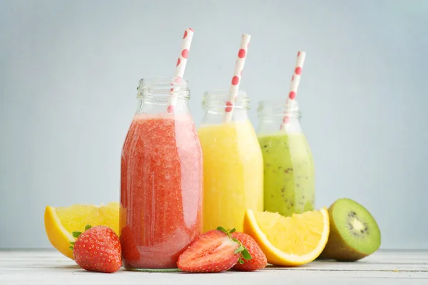 Batidos de frutas en botellas retro —  Fotos de Stock