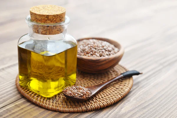 Flax seeds and oil — Stock Photo, Image