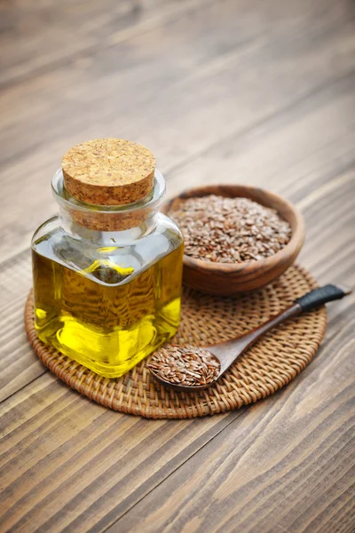 Flax seeds and oil — Stock Photo, Image