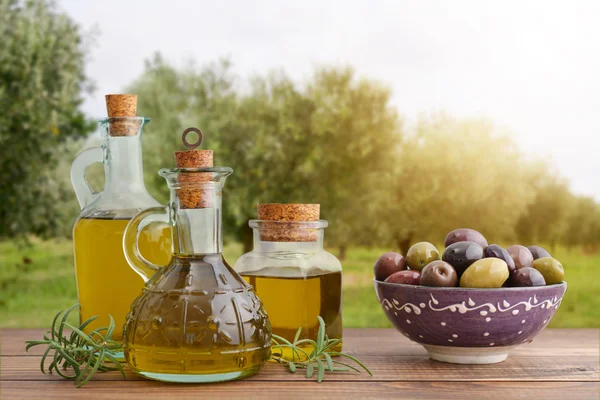 Olivenöl und Beeren — Stockfoto