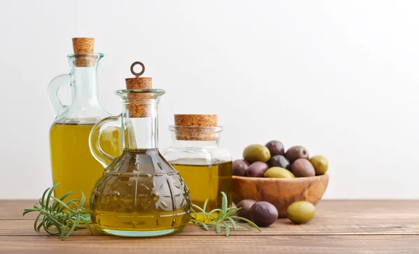 Olio d'oliva e bacche — Foto Stock