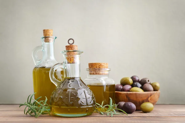 Olivenöl und Beeren — Stockfoto