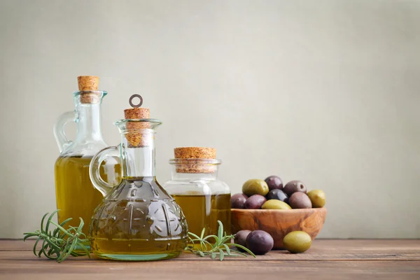 Olio d'oliva e bacche — Foto Stock
