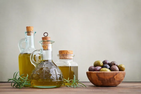 Olive oil and berries — Stock Photo, Image