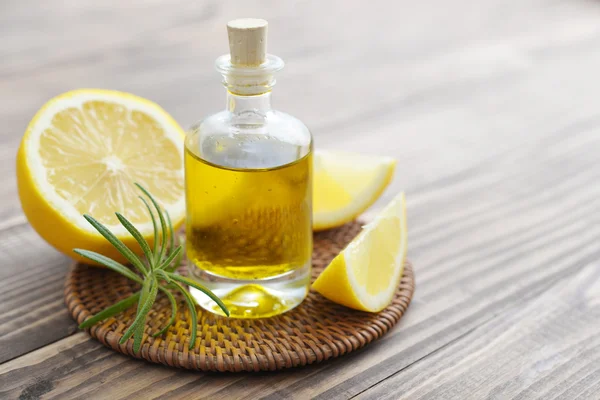 Лимонное масло в стеклянной бутылке — стоковое фото