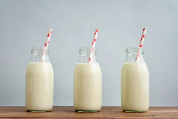 Бутылки с ретро молоком — стоковое фото