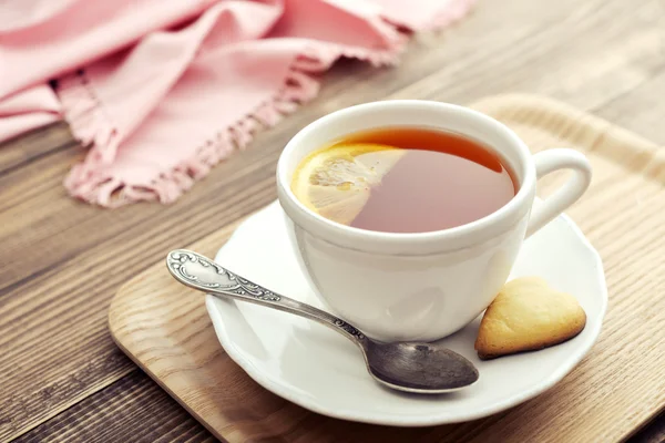 Kopje thee met citroen en cookies — Stockfoto