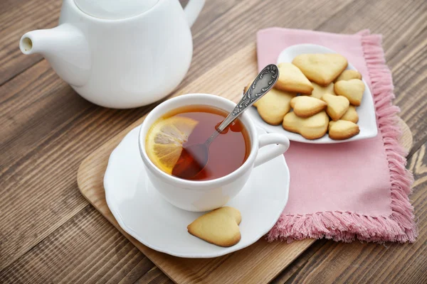 Ένα φλιτζάνι τσάι και μπισκότα. — Φωτογραφία Αρχείου
