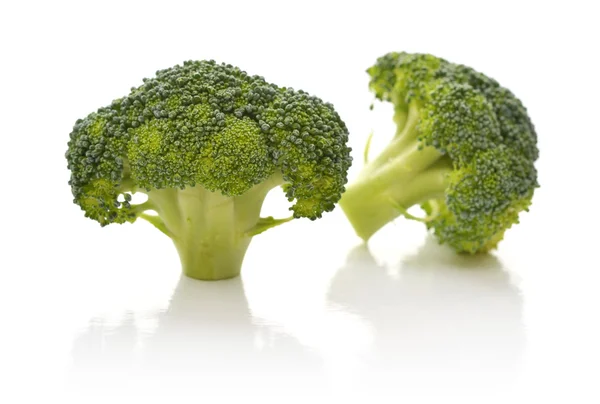 Brokoli segar di atas putih — Stok Foto