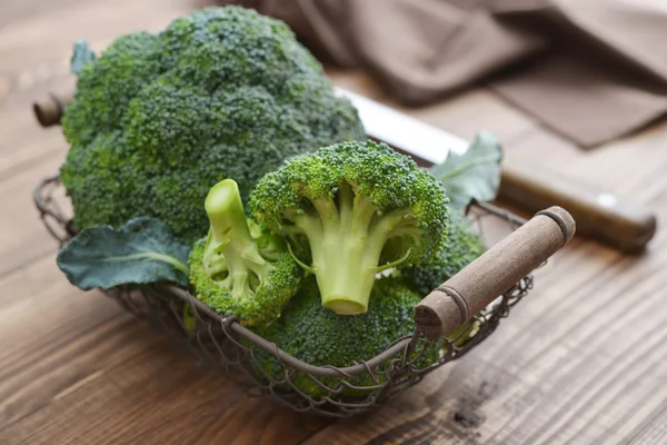 Kilka świeżych zielonych brokułów — Zdjęcie stockowe