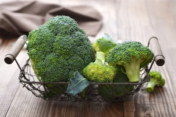 O grămadă de broccoli verde proaspăt — Fotografie, imagine de stoc